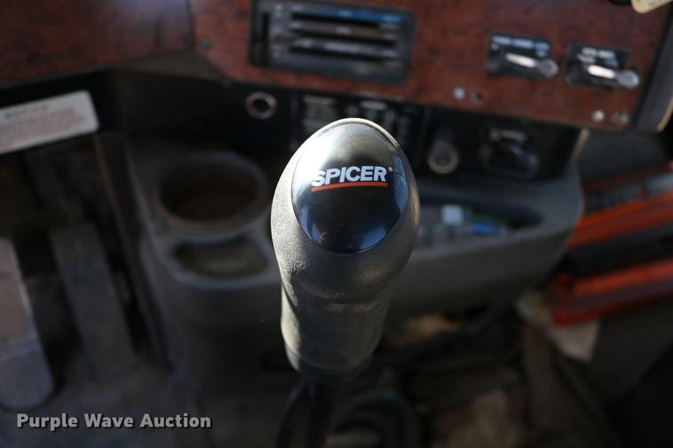 image for item DD0009 1995 International 9400 semi truck