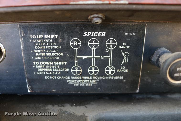 image for item DD0009 1995 International 9400 semi truck