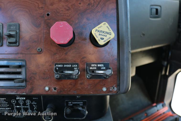 image for item DD0009 1995 International 9400 semi truck