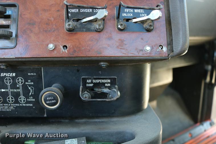 image for item DD0009 1995 International 9400 semi truck