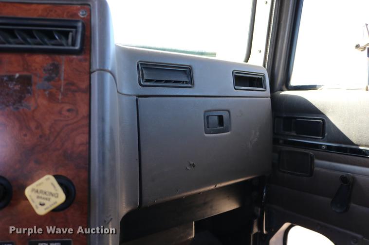 image for item DD0009 1995 International 9400 semi truck