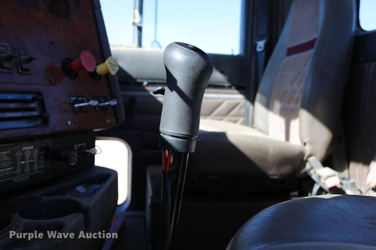 image for item DD0009 1995 International 9400 semi truck