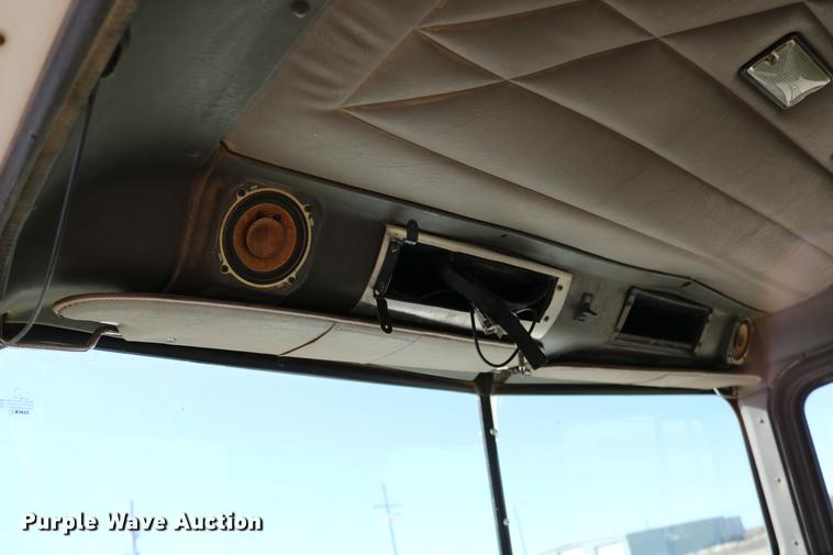 image for item DD0009 1995 International 9400 semi truck