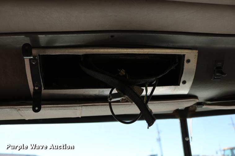 image for item DD0009 1995 International 9400 semi truck