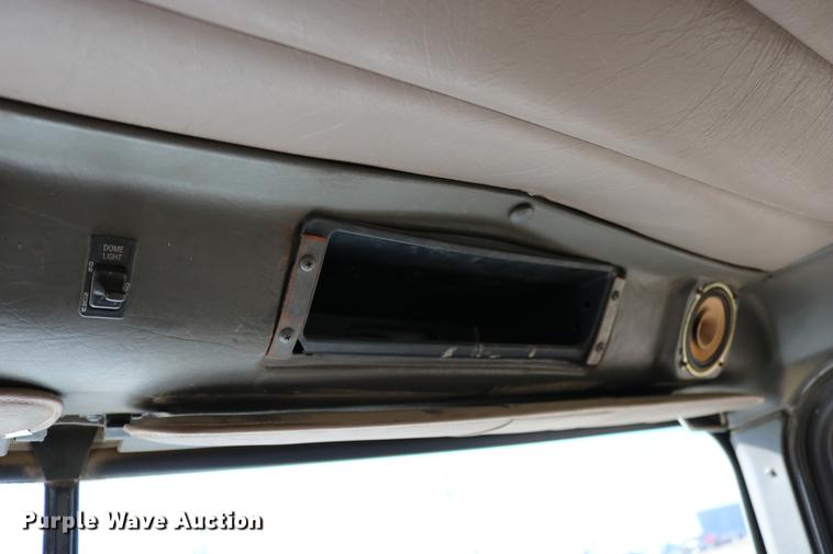 image for item DD0009 1995 International 9400 semi truck