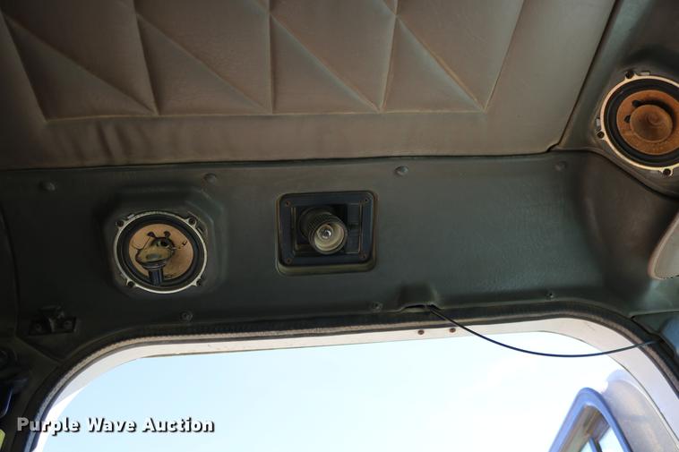 image for item DD0009 1995 International 9400 semi truck