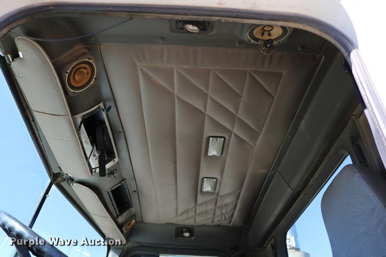 image for item DD0009 1995 International 9400 semi truck