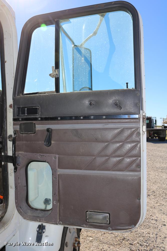 image for item DD0009 1995 International 9400 semi truck