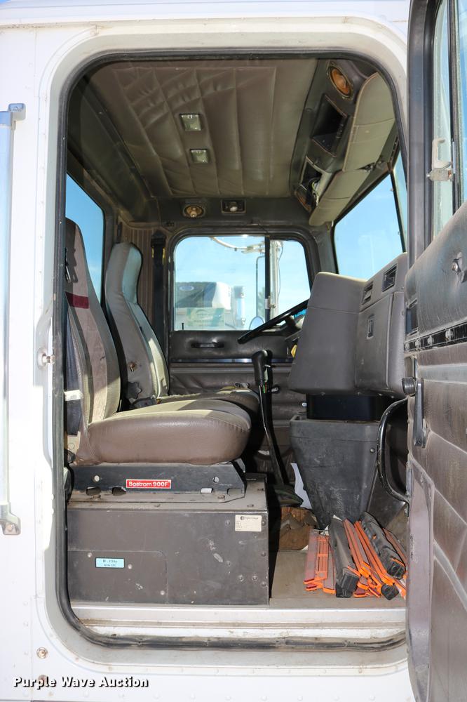 image for item DD0009 1995 International 9400 semi truck