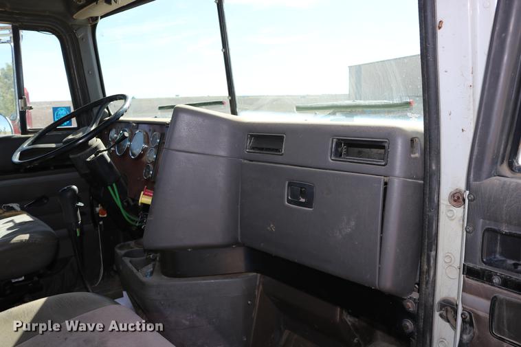 image for item DD0009 1995 International 9400 semi truck