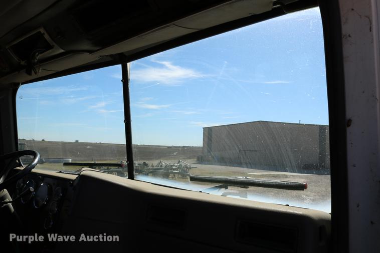 image for item DD0009 1995 International 9400 semi truck