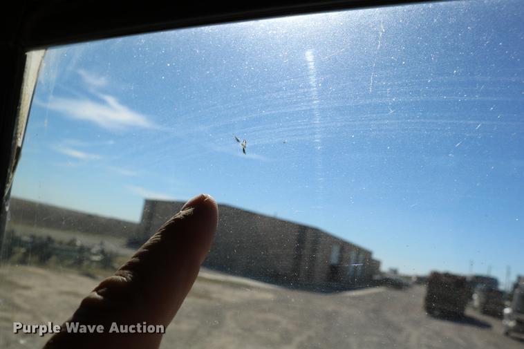 image for item DD0009 1995 International 9400 semi truck