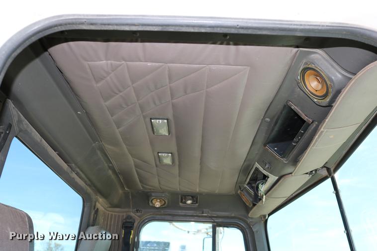 image for item DD0009 1995 International 9400 semi truck