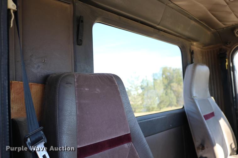 image for item DD0009 1995 International 9400 semi truck