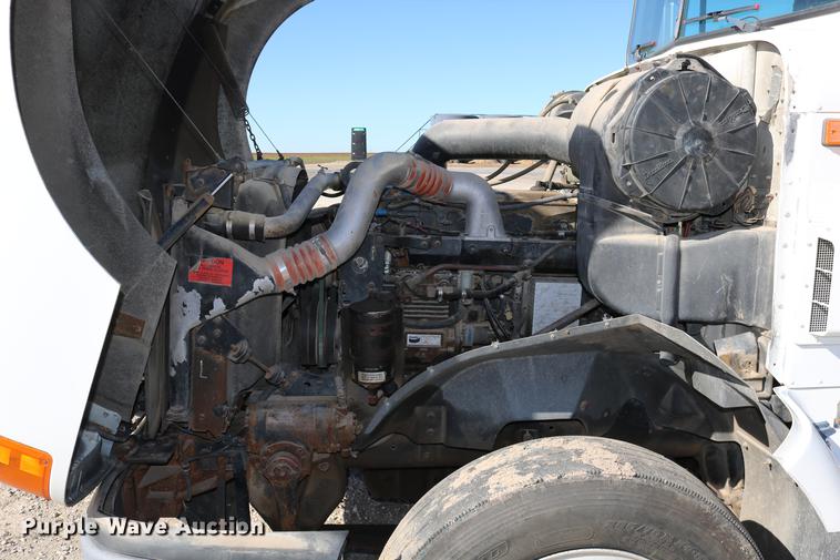 image for item DD0009 1995 International 9400 semi truck