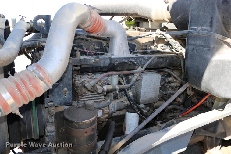 image for item DD0009 1995 International 9400 semi truck