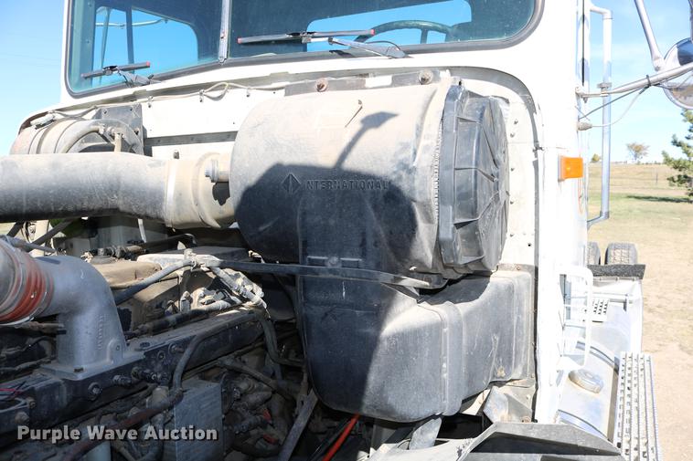 image for item DD0009 1995 International 9400 semi truck