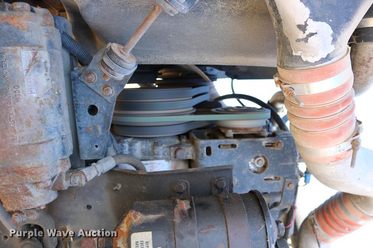 image for item DD0009 1995 International 9400 semi truck