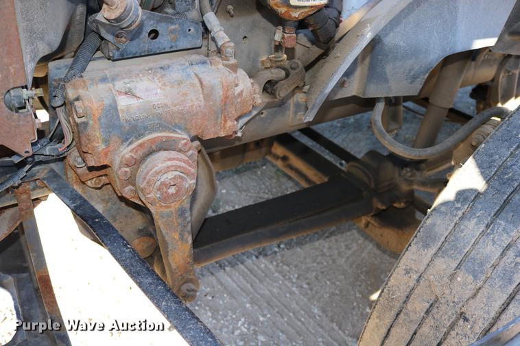 image for item DD0009 1995 International 9400 semi truck