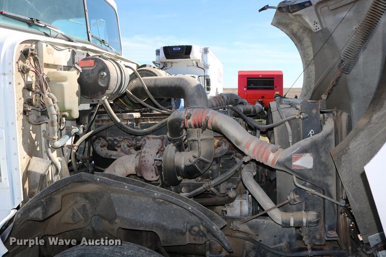 image for item DD0009 1995 International 9400 semi truck