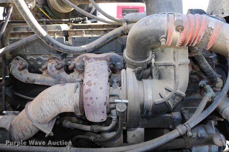 image for item DD0009 1995 International 9400 semi truck