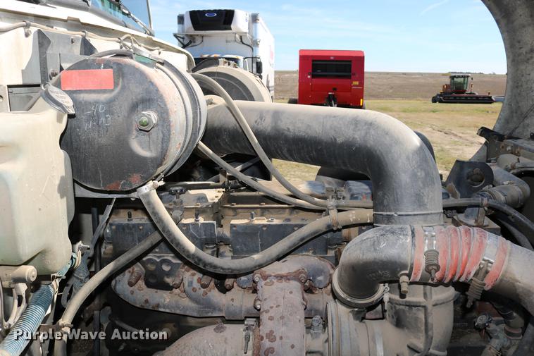 image for item DD0009 1995 International 9400 semi truck