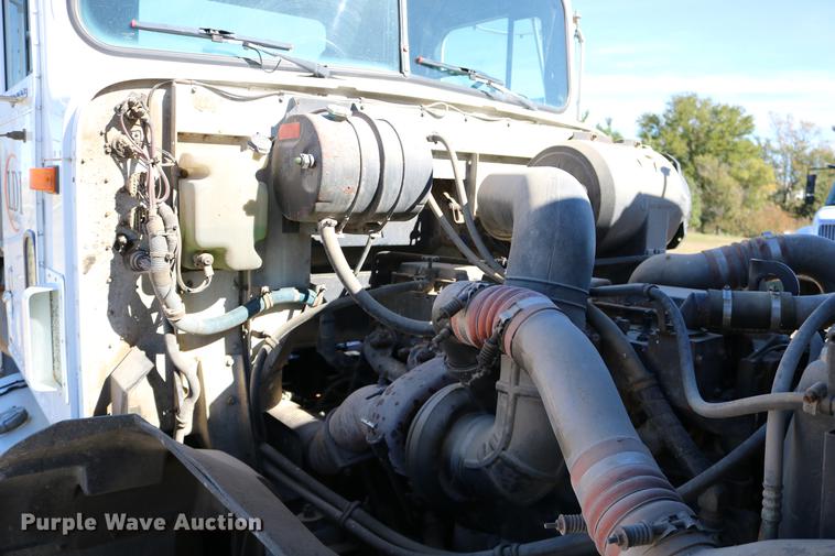 image for item DD0009 1995 International 9400 semi truck