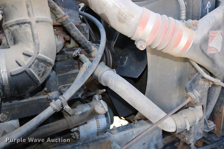 image for item DD0009 1995 International 9400 semi truck