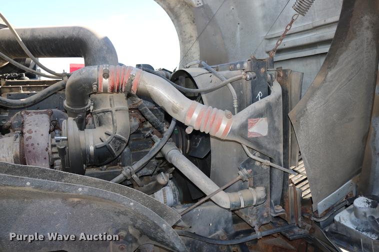 image for item DD0009 1995 International 9400 semi truck