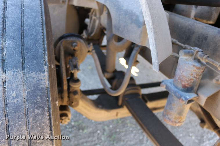 image for item DD0009 1995 International 9400 semi truck