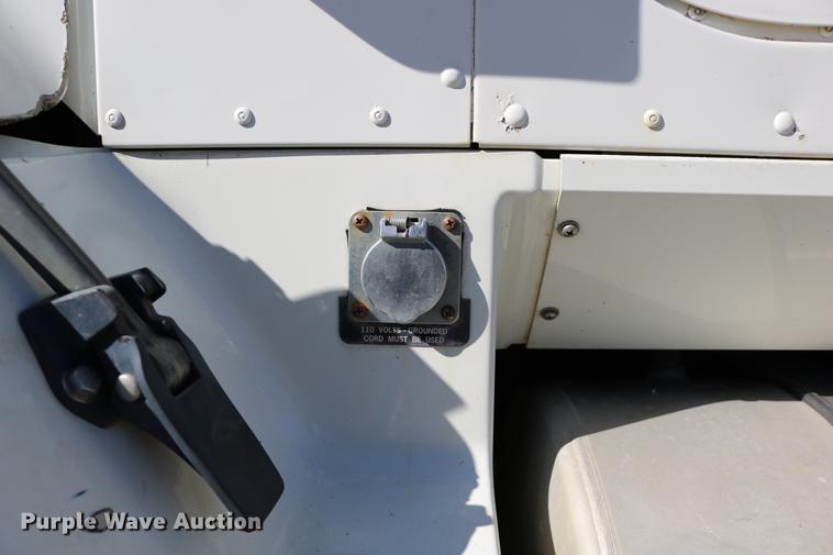 image for item DD0009 1995 International 9400 semi truck