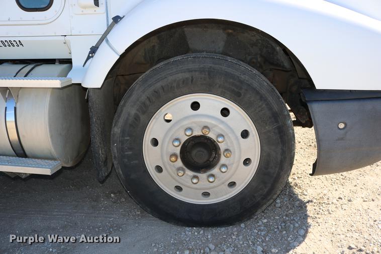 image for item DD0009 1995 International 9400 semi truck