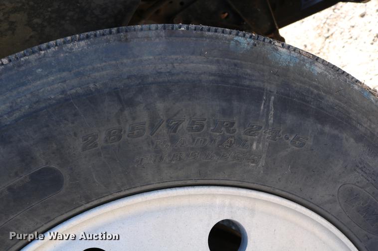 image for item DD0009 1995 International 9400 semi truck