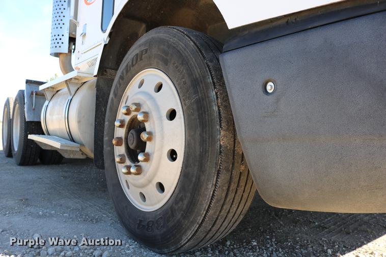 image for item DD0009 1995 International 9400 semi truck