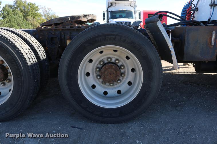 image for item DD0009 1995 International 9400 semi truck