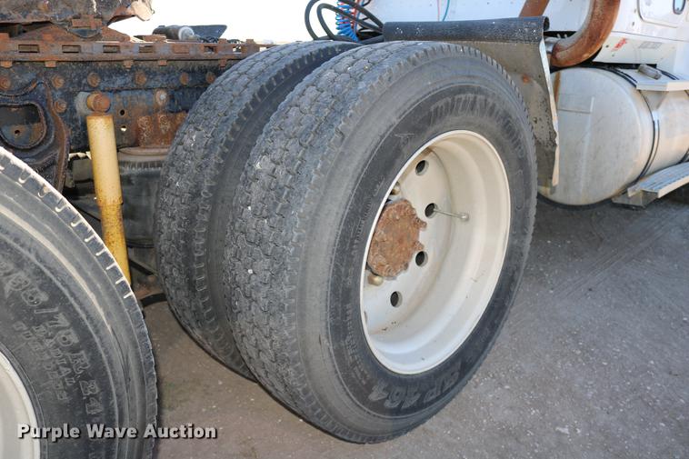 image for item DD0009 1995 International 9400 semi truck