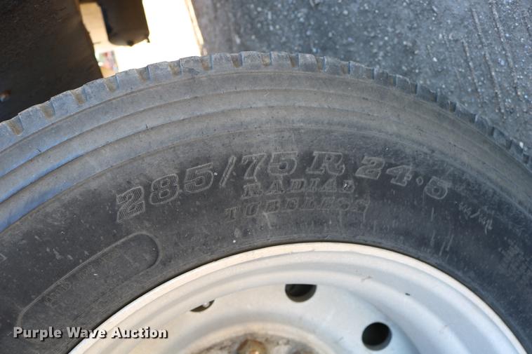 image for item DD0009 1995 International 9400 semi truck