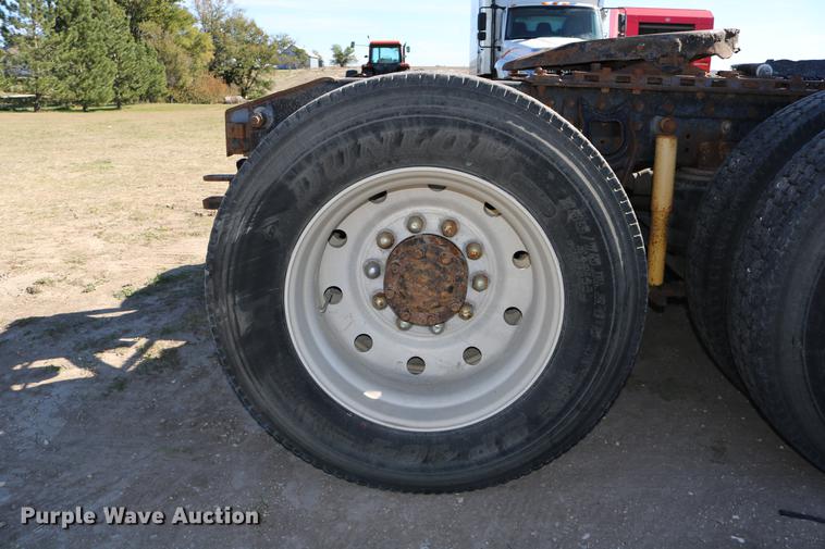 image for item DD0009 1995 International 9400 semi truck