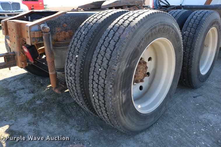 image for item DD0009 1995 International 9400 semi truck