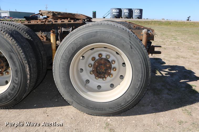 image for item DD0009 1995 International 9400 semi truck