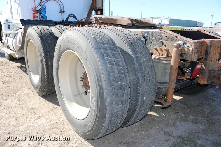 image for item DD0009 1995 International 9400 semi truck