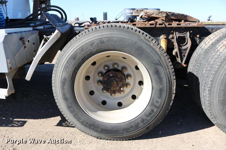 image for item DD0009 1995 International 9400 semi truck