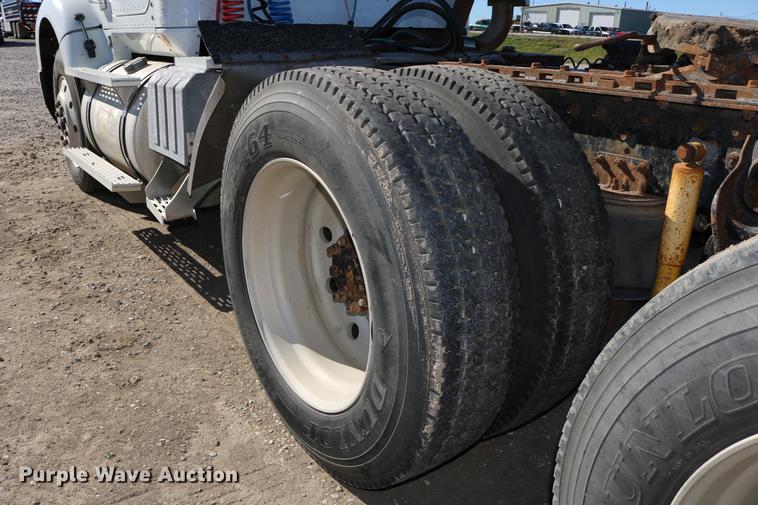 image for item DD0009 1995 International 9400 semi truck