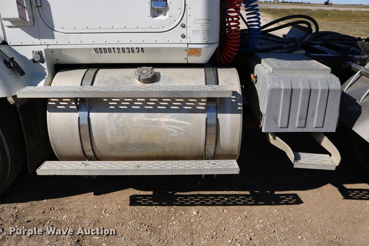 image for item DD0009 1995 International 9400 semi truck