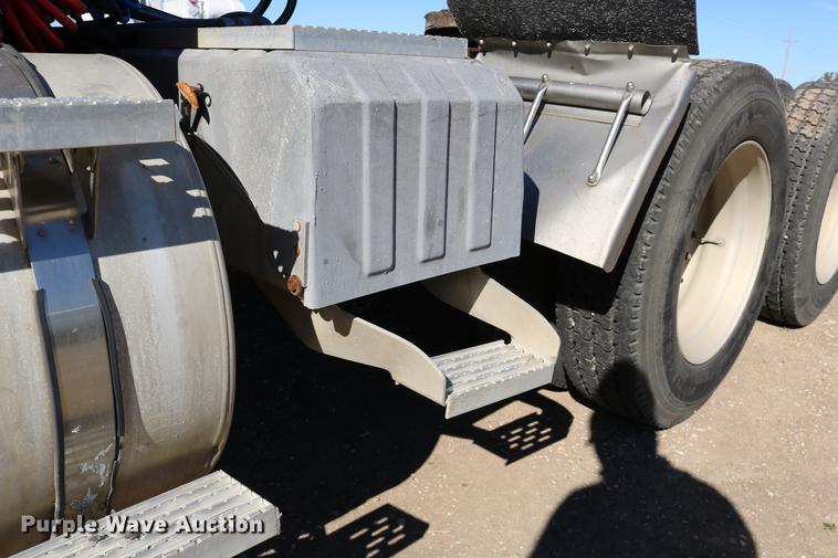 image for item DD0009 1995 International 9400 semi truck