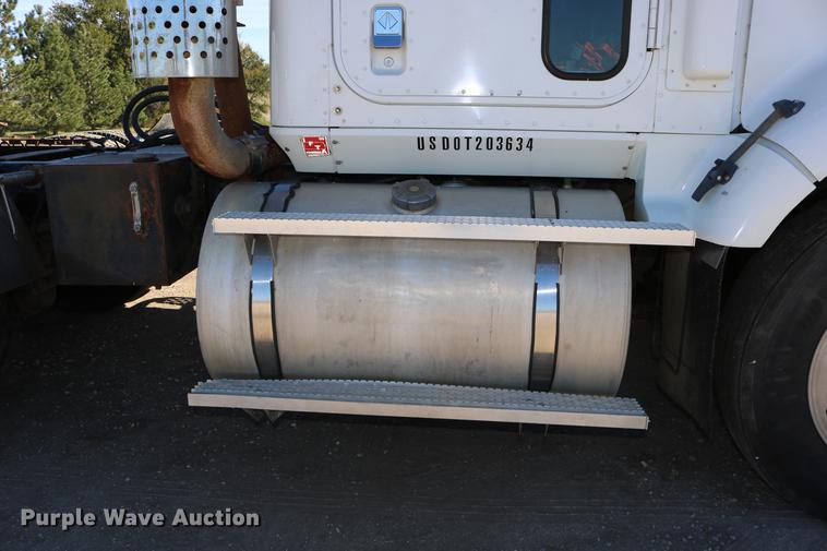 image for item DD0009 1995 International 9400 semi truck