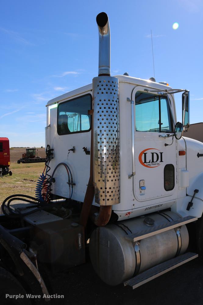 image for item DD0009 1995 International 9400 semi truck