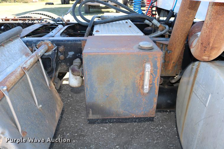 image for item DD0009 1995 International 9400 semi truck