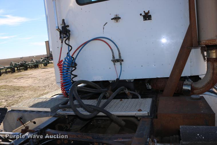 image for item DD0009 1995 International 9400 semi truck