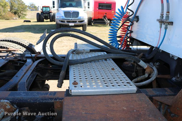 image for item DD0009 1995 International 9400 semi truck